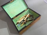 une boîte verte contenant tout un tas d'objets