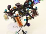 un gros plan d'un bracelet coloré posé sur un présentoir