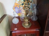 une petite table sur laquelle est posée une lampe, à côté d'une chaise