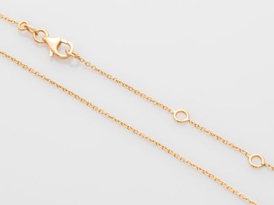 une paire de bracelets en chaîne en or sur fond blanc