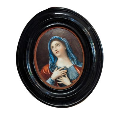 tableau représentant une femme aux cheveux bleus, dans un cadre noir sur fond blanc