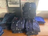 une pile de jeans et de vestes posée sur une table