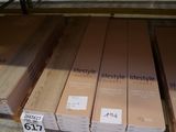 Plusieurs caisses en bois sont empilées sur une étagère dans un entrepôt