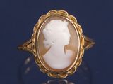 une image représentant une bague en or ornée d'un camée représentant le profil d'une femme