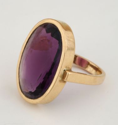 Gros plan sur une bague contenant une pierre violette