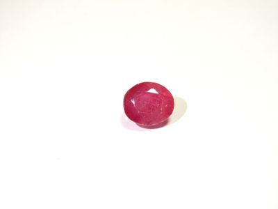 une image représentant un rubis rouge sur un fond blanc