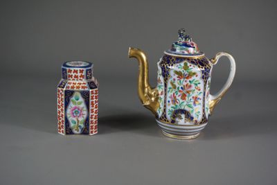 une petite théière et une petite théière