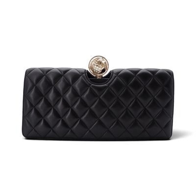 une pochette noire matelassée avec un fermoir doré