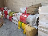 une pile de cartons, les uns sur les autres, posée par terre