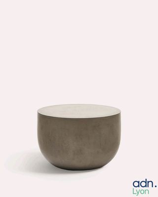une photo d'une table basse posée sur une surface blanche