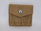 une image représentant une petite pochette ornée d'un bouton