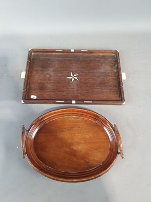 deux plateaux en bois et un plateau en bois orné d'une étoile