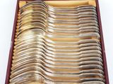 beaucoup de cuillères en argent dans une boîte en bois