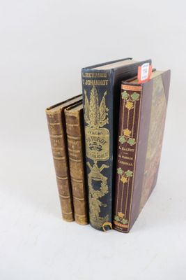 trois livres superposés sur une surface blanche