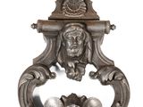 un décapsuleur en argent orné d'une tête de lion