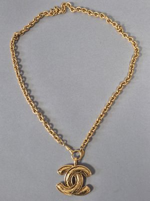 CHANEL circa 1990 sautoir chaine en métal doré retenant le s…