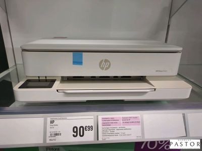 une imprimante posée sur une étagère