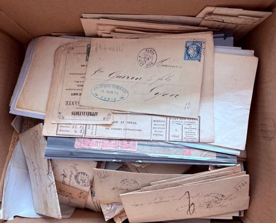 une boîte en carton remplie de vieilles lettres et d'enveloppes