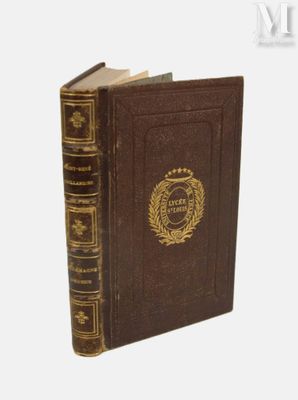 un livre marron orné d'un emblème doré