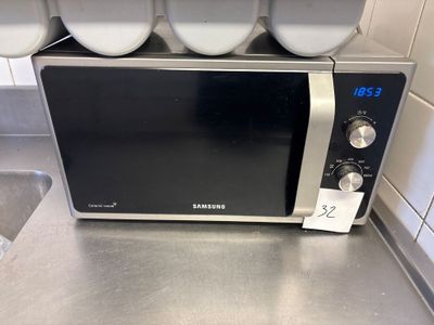 un micro-ondes posé sur un comptoir dans une cuisine