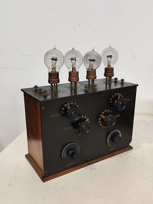 une petite boîte en bois surmontée de quatre ampoules