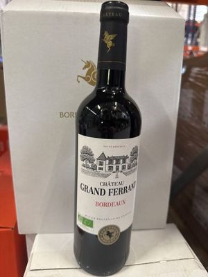 une bouteille de vin posée sur une table