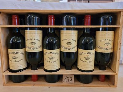 plusieurs bouteilles de vin dans un coffret en bois