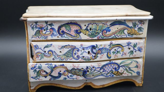 DESVRES. Commode rectangulaire en faïence décor Rouennais ouvrant...