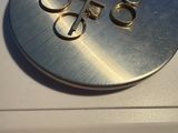 un gros plan d'une balance sur laquelle sont posés une horloge et une paire de ciseaux