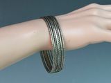 la main d'une femme portant un bracelet