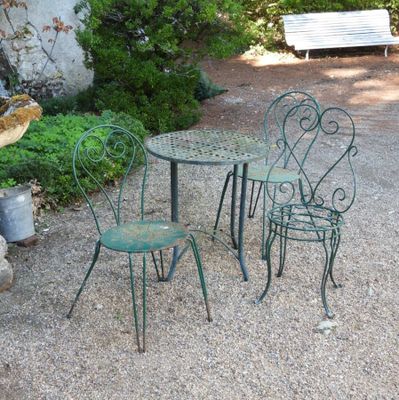 trois chaises et une table dans la zone recouverte de gravier