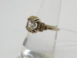 une image d'une bague en diamant posée sur un verre transparent
