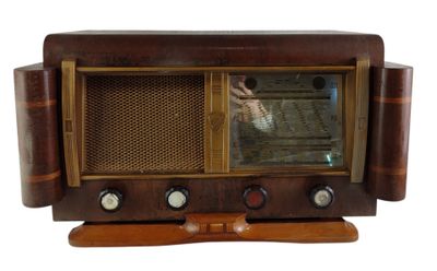 une radio à l'ancienne posée sur un meuble en bois