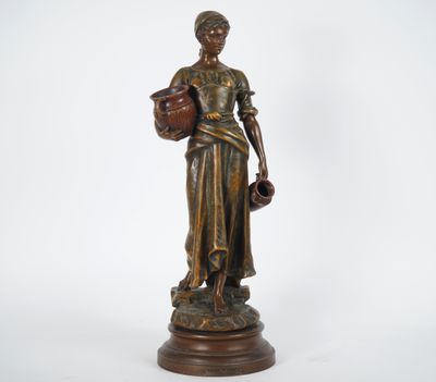 statue en bronze représentant une femme tenant un pot et une cruche