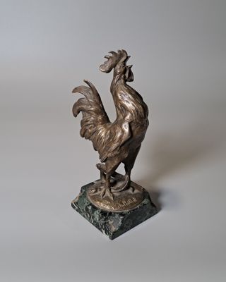 statue d'un coq posée sur un socle en marbre, sur fond blanc