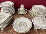 un grand nombre d'assiettes posées sur une table
