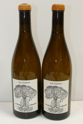 deux bouteilles de vin posées l'une à côté de l'autre sur une table