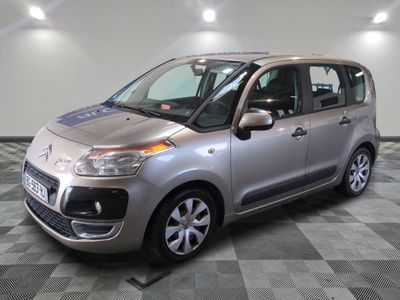 la petite voiture argentée est garée sur un carrelage à carreaux