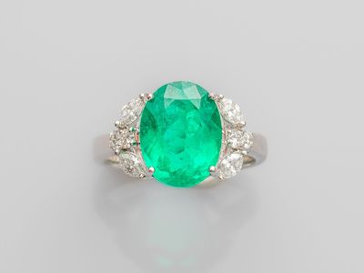 une bague en émeraude et diamant