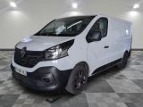 la camionnette blanche est garée sur un sol en damier dans le garage