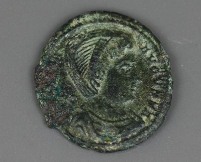 un gros plan d'une pièce de monnaie avec un visage dessus