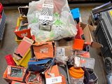 un tas d'objets assortis posés sur le sol