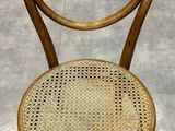 une chaise en bois dont l'assise est en osier