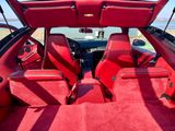l'intérieur d'une voiture avec des sièges rouges et une moquette rouge