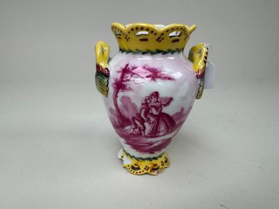 un vase avec l'image d'un homme et d'une femme dessus