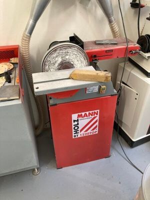 une machine posée sur une table dans une pièce