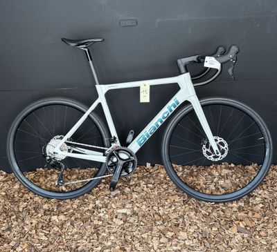 un gros plan sur un vélo garé contre un mur