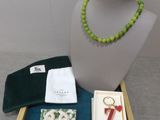 un collier, un bracelet et d'autres objets posés sur un plateau