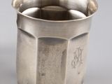 une paire de tasses argentées posées sur un support blanc