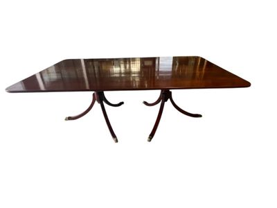 Grande table de salle à manger en acajou Provenance : Les An…